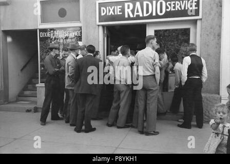 Foule d'hommes à l'écoute de World Series match de baseball à Dixie Radio Service, Saint George, Utah, USA, Russell Lee, Farm Security Administration, Octobre 1940 Banque D'Images