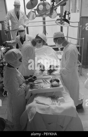 Surgeons Performing Surgery en salle d'opération, Hôpital de prévoyance, Chicago, Illinois, USA, Banque D'Images