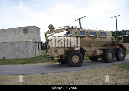 Soldats de 905th Engineer Battalion partie de la Garde nationale du Wisconsin route portez pendant l'opération de compensation traiing annuel à Fort McCoy. RCP 'Buffalo' M05044 MPCV procède à un interrogatoire dans un environnement urbain. Banque D'Images