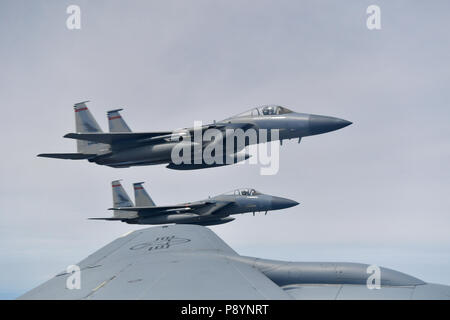 Dans le cadre de l'employeur l'appui de la Garde côtière canadienne et réserver (ESGR) Bosslift programme, le Washington Air National Guard's 141e Escadre de ravitaillement en vol a volé les employeurs civils sur KC-135s où ils ont été témoins de F-15 à partir de la 142e Escadre de chasse, de l'Oregon Air National Guard, faire le plein le 6 juin 2018. (U.S. Photo de la Garde nationale aérienne par le Capitaine Colette Muller) Banque D'Images