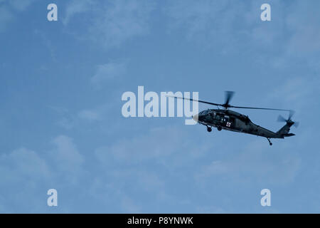 Un hélicoptère de réserve de l'armée américaine survole un convoi d'effectuer un vol d'entraînement au cours de la 91e Division de formation Soutien au combat de l'exercice de formation (CSTX 91-18-01) le 12 juillet 2018 à Ft. Hunter Liggett, en Californie. L'CSTX 91-18-01 assure America's Army les unités de la Réserve sont formés pour déployer ce qui porte capable, aptes au combat, et la puissance de feu meurtrière à l'appui de l'armée et nos partenaires n'importe où dans le monde. (U.S. Photo de l'armée par la CPS. Derek Cummings) Banque D'Images