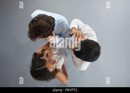 Groupe de personnes parler sur le téléphone isolé sur fond gris au-dessus (top view) Banque D'Images