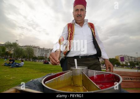 Homme ottoman traditionnel vendant de la nourriture de rue, bonbon vendant l'homme Banque D'Images