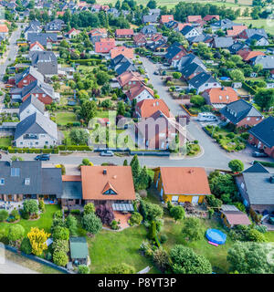 Vue aérienne d'un quartier avec des maisons individuelles, jumelées et maisons mitoyennes avec petits jardins avant et de pelouses vertes dans le nord de l'Allemagne, t Banque D'Images