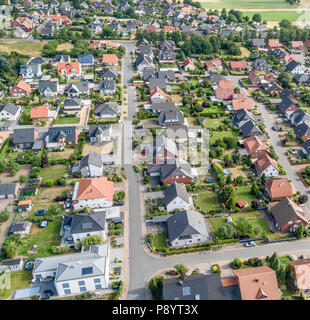 Vue aérienne d'un quartier avec des maisons individuelles, jumelées et maisons mitoyennes avec petits jardins avant et de pelouses vertes dans le nord de l'Allemagne, t Banque D'Images