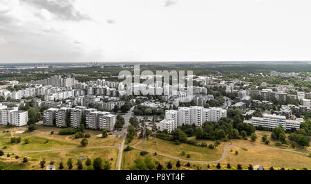 Vue aérienne d'un gratte-ciel résidentiel sur le bord d'une grande ville industrielle avec laid sale vieux immeubles de grande hauteur avec location d'appartements bon marché Banque D'Images