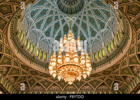 Lustre suspendu à dôme de Sultan Qaboos Grand Mosque in Muscat, Oman. La lumière est 14m de haut et était autrefois le plus grand du monde Banque D'Images