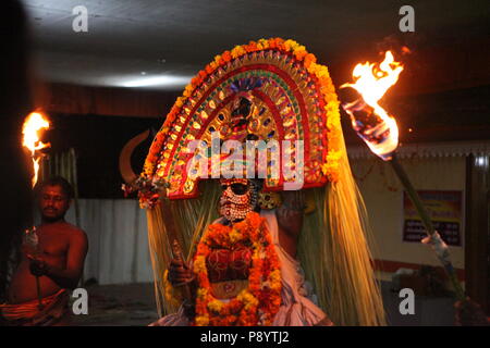 Mudiyettu est la forme d'art rituel du Kerala,c'est l'histoire mythologique de la guerre entre la déesse bhadra kaali démon Darika,et bien sur le mal Banque D'Images