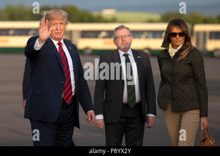 Le Secrétaire écossais, David Mundell, nous salue le Président Donald Trump et son épouse, Melania, qu'ils arrivent sur l'Air Force One à l'aéroport de Prestwick en Ayrshire, en route pour Turnberry, où ils sont censés rester au cours de la fin de semaine. Banque D'Images