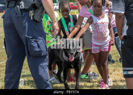 Detroit, Michigan - UN U.S. Customs and Border Protection officer montre son chien, Buddy, aux enfants à la Metro Detroit de la jeunesse. Buddy est formé pour det Banque D'Images