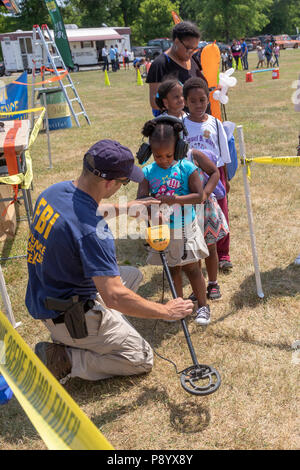 Detroit, Michigan - agents du FBI a montré aux enfants comment utiliser l'équipement de détection de métal que le FBI utilise sur les lieux de crimes. Les enfants d'une recherche pour pièces Banque D'Images