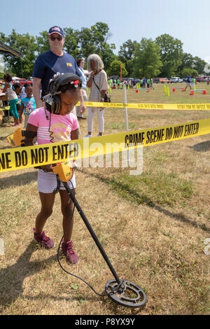 Detroit, Michigan - agents du FBI a montré aux enfants comment utiliser l'équipement de détection de métal que le FBI utilise sur les lieux de crimes. Les enfants d'une recherche pour pièces Banque D'Images