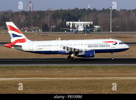 Berlin, Allemagne, l'Airbus A320 de la compagnie aérienne British Airways sur la piste de l'aéroport Tegel de Berlin Banque D'Images