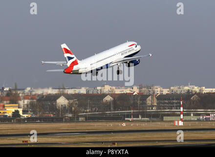 Berlin, Allemagne, l'Airbus A320 de la compagnie aérienne British Airways au décollage de l'aéroport Berlin-Tegel Banque D'Images