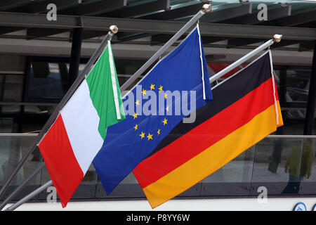 Reischach, Italie, le drapeau de l'Italie, drapeau de l'Union européenne et de drapeau national de la République fédérale d'Allemagne Banque D'Images