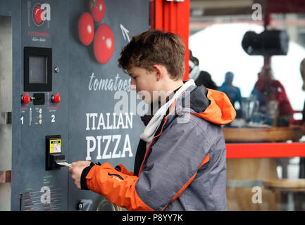 Reischach, Italie, mon garçon est au service d'une machine à pizza Banque D'Images