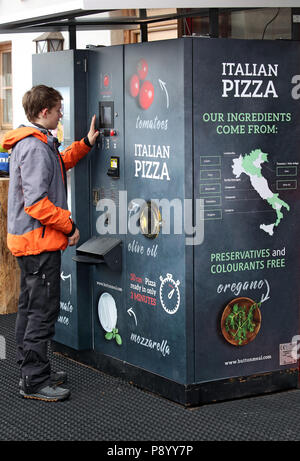 Reischach, Italie, mon garçon est au service d'une machine à pizza Banque D'Images