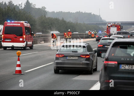 Baunatal, Allemagne, éliminer les pompiers après un accident de voiture sur l'A9 un sentier d'huile Banque D'Images