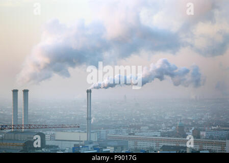 Berlin, Allemagne, fumeurs de cheminées l'usine de cogénération Berlin-Mitte Banque D'Images