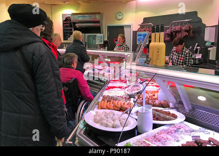 Berlin, Allemagne, les gens sont debout au comptoir d'un boucher Banque D'Images