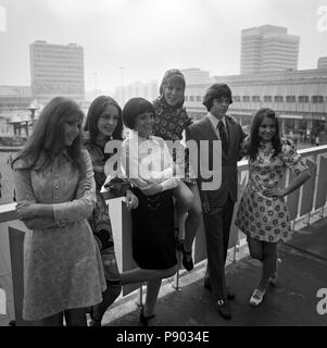 Berlin, RDA, jeunes porter la dernière mode d'été à Alexanderplatz Banque D'Images