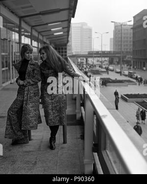 Berlin, RDA, les jeunes femmes portent la dernière mode d'automne dans la ville Banque D'Images