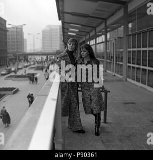 Berlin, RDA, les jeunes femmes portent la dernière mode d'automne dans la ville Banque D'Images