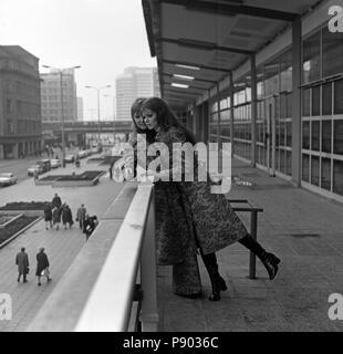 Berlin, RDA, les jeunes femmes portent la dernière mode d'automne dans la ville Banque D'Images