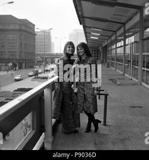 Berlin, RDA, les jeunes femmes portent la dernière mode d'automne dans la ville Banque D'Images