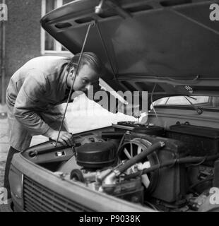 Berlin, RDA, mécanicien de voiture répare le moteur d'une Wartburg Banque D'Images