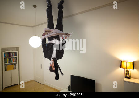 L'homme à l'envers sur le plafond, l'homme marche sur le plafond funny photo Banque D'Images