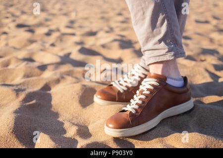 Close up image de l'homme de marcher seul avec plage de sable et de sable blanc de l'océan bleu Banque D'Images
