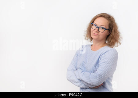 Closeup portrait of young caucasian woman sceptique en chemise bleue, à la femme, certains suspects de dégoût sur son visage. Banque D'Images