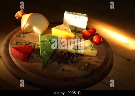 Assiette de fromages avec différents types de fromage Banque D'Images