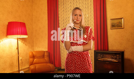 Vintage Retro 60's 70's 80's jeune fille blonde en robe rouge ancien Banque D'Images