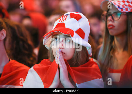 ZAGREB, CROATIE - Juillet 11, 2018 : femme de football fan tous inquiets en regardant le match de la Croatie contre l'Angleterre demi finale de la Coupe du Monde FIFA 2018 sur Banque D'Images