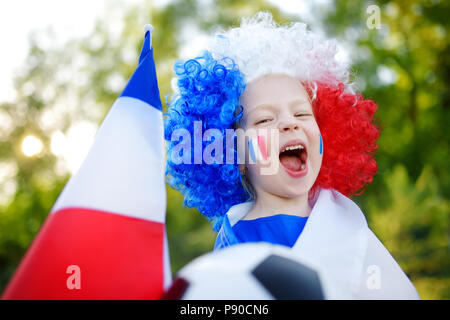 Funny little girl soutenir et encourager son équipe nationale de football lors du championnat de soccer Banque D'Images