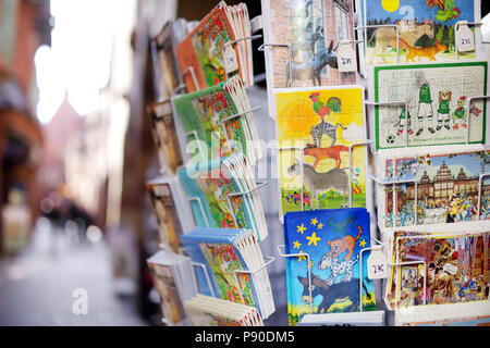 BREMEN, ALLEMAGNE - le 23 mars 2013 : diverses cartes postales de Brême affichée à boutique de souvenirs Banque D'Images