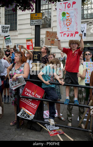 Les manifestants contre la visite du président américain Donald Trump au Royaume-Uni, se rassembler à Trafalgar Square après une marche à travers le centre de Londres, le 13 juillet 2018, à Londres, en Angleterre. Banque D'Images