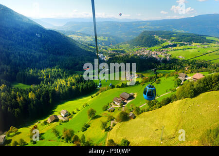 Téléphérique d'Alpe di Siusi, le plus grand prairie alpine de haute altitude en Europe. La province du Tyrol du sud de l'Italie, Dolomites Banque D'Images
