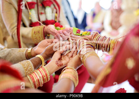 Une cérémonie de mariage hindou. Détails du mariage traditionnel indien. Accessoires de mariage hindou magnifiquement décorées. Les traditions de mariage indien. Banque D'Images