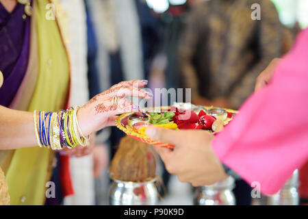 Une cérémonie de mariage hindou. Détails du mariage traditionnel indien. Accessoires de mariage hindou magnifiquement décorées. Les traditions de mariage indien. Banque D'Images