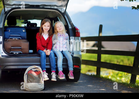 Deux adorables petits assise dans une voiture avant de partir en vacances avec leurs parents. Deux enfants à l'avant pour un voyage en voiture ou en voyage. Banque D'Images