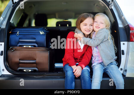 Deux adorables petits assise dans une voiture avant de partir en vacances avec leurs parents. Deux enfants à l'avant pour un voyage en voiture ou en voyage. Banque D'Images