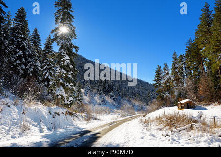 Belle route enneigée à mont Zuruldi dans Hatsvali, Upper Svaneti, région de Géorgie Banque D'Images