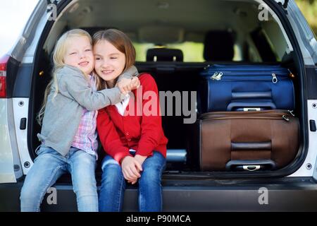 Deux adorables petits assise dans une voiture avant de partir en vacances avec leurs parents. Deux enfants à l'avant pour un voyage en voiture ou en voyage. Banque D'Images