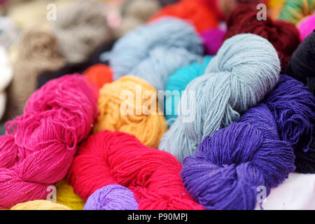 Many skeins of colorful wool felting Banque D'Images