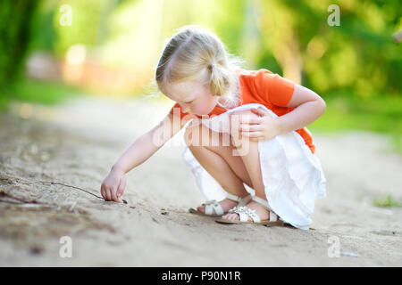 Adorable petite fille attraper peu babyfrogs sur belle journée d'été en forêt Banque D'Images