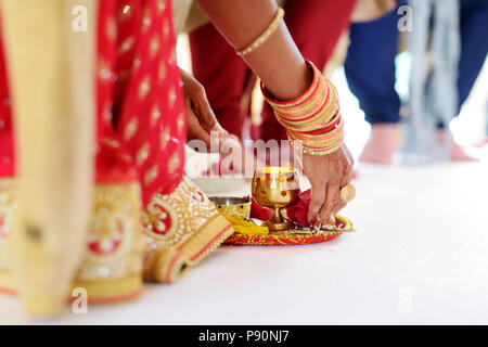 Une cérémonie de mariage hindou. Détails du mariage traditionnel indien. Accessoires de mariage hindou magnifiquement décorées. Les traditions de mariage indien. Banque D'Images