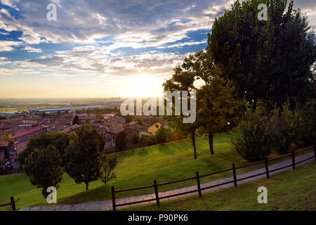 Belle vue sur le coucher de soleil de Lonato del Garda, une commune italienne de la province de Brescia dans la Région Lombardie, Italie Banque D'Images